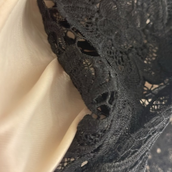 This woman’s skirt is knee length - Picture 4 of 5